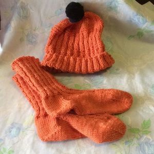 Hand knit sock and hat set